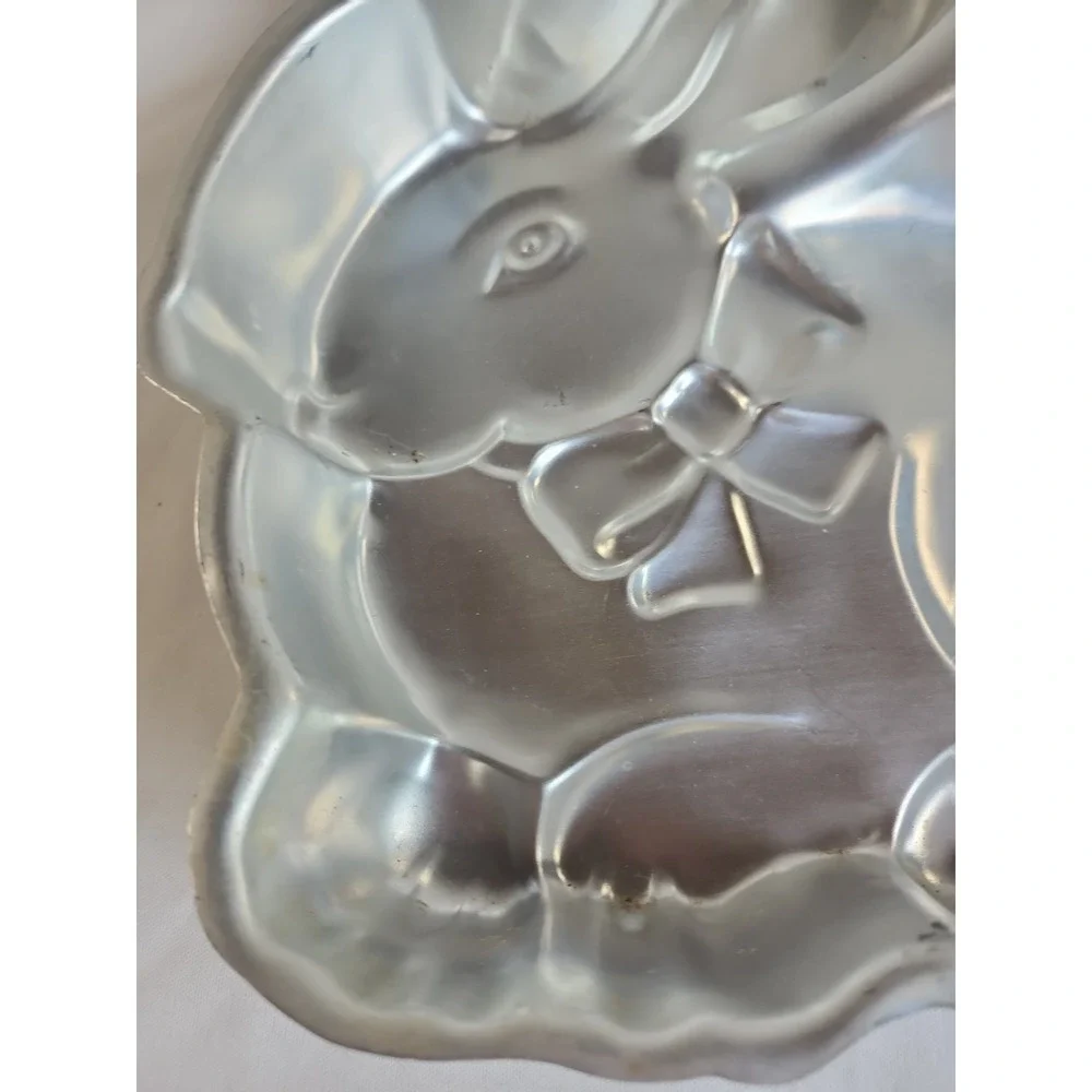 Vintage 2000 Wilton Easter Bunny Aluminum Cake Pan‎